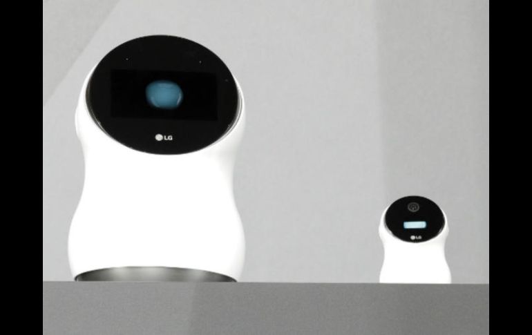 El aparato tiene una cabeza redonda y la apariencia de ojos digitales que parecen abrir y cerrar. AP / J. Locher