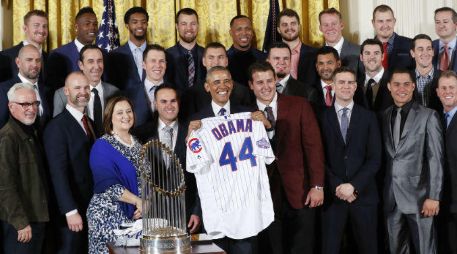 Los Cachorros le obsequiaron a Obama una camiseta de béisbol con el número 44. AP / P. Monsivais