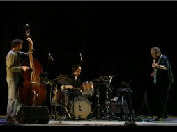 Bill Frisell. El músico, a la derecha, con guitarra, es uno de los referentes en el género. EL INFORMADOR / M. Vargas