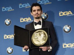 Chazelle posa junto con el galardón luego de la ceremonia. AP / C. Pizzello