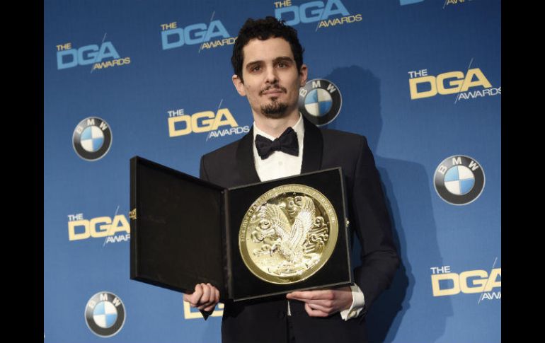 Chazelle posa junto con el galardón luego de la ceremonia. AP / C. Pizzello