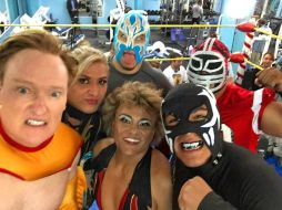 ''No conocía muy bien la lucha libre y lo popular que es en México'', dice el conductor. FACEBOOK / Conan O'Brien