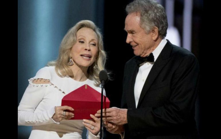 A Beatty, junto con la actriz Faye Dunaway, les tocó revelar al ganador al premio estelar de la noche. AP / ARCHIVO