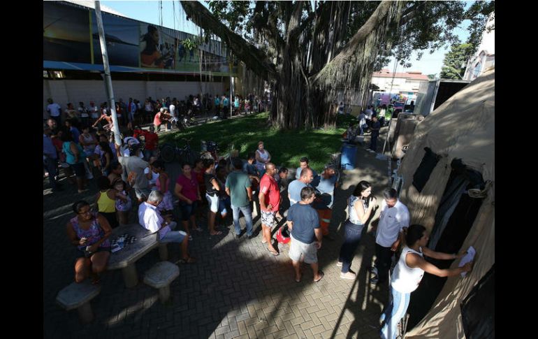 Tras la primer muerte confirmada las autoridades realizan una jornada masiva de vacunación  con largas filas de pobladores. EFE / M. Sayao