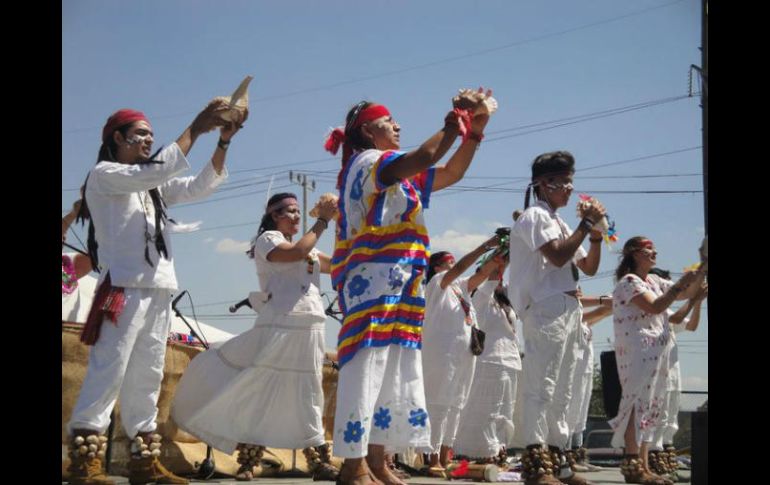 Hubo presencia de grupos independientes, quienes realizaron ceremonias y danzas. ESPECIAL /