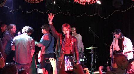 'Donald Trump no es mi presidente', dijo enfático el vocalista Mark Foster. TWITTER / @elimperialclub