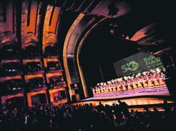 El Ballet Folclórico de la Universidad de Guadalajara en su presentación del pasado sábado en el Palacio de Bellas Artes. ESPECIAL / CORTESÍA UDG