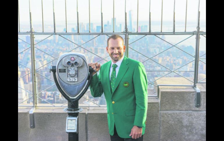 Sergio García posa en el mirador del Empire State vistiendo su chaqueta verde que ganó en el Masters de Augusta. AP / C. Ruttle