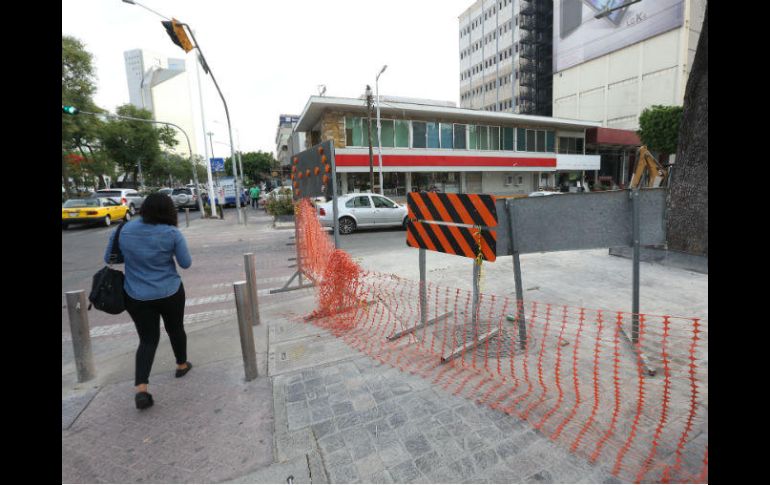 Aunque se abrirá el paso a los vehículos, las banquetas se concluirán hasta el 10 de mayo. EL INFORMADOR / G. Gallo