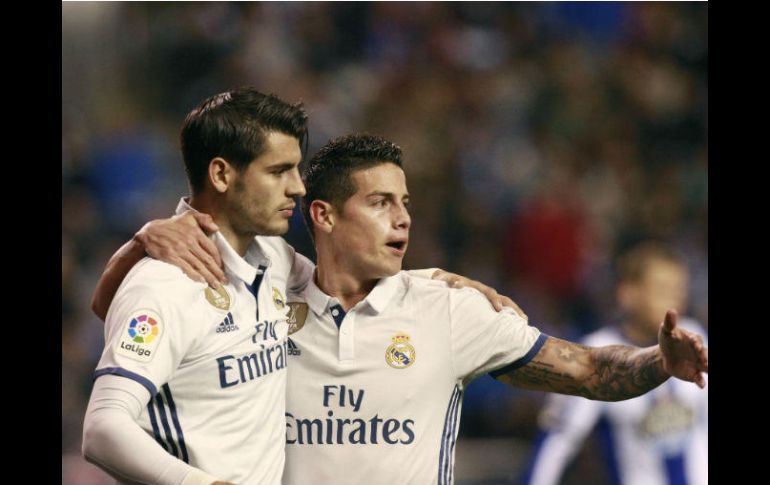 Morata (I) y James (D) celebran la victoria del Madrid. EFE / Cablar