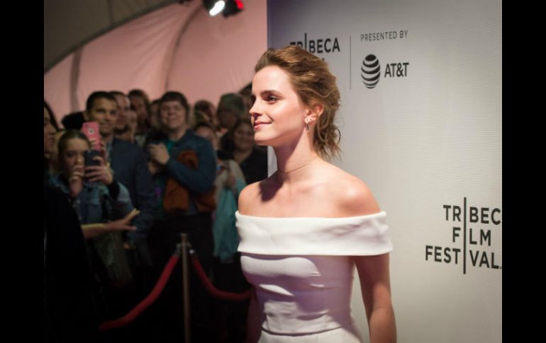 Emma Watson lució un largo vestido blanco de la firma Burberry. AFP / B. R Smith