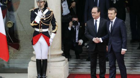 Macron, que fue conducido en un Renault Espace blindado hasta el Elíseo bajo una ligera lluvia, fue recibido por Hollande en el patio. EFE / P. Kovarik