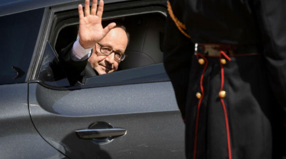 François Hollande se despide de los periodistas al abandonar el Elíseo tras la ceremonia del traspaso de poderes. EFE / E. Feferberg