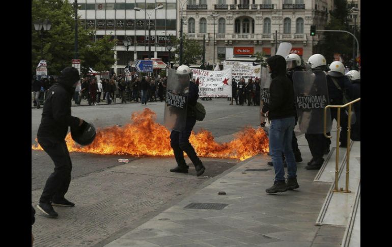 La Policía antidisturbios responde a los agresores con gases lacrimógenos y granadas de humo y el arresto de varios manifestantes. EFE / A. Vlachos