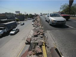 La remoción y sustitución de las vallas en los puentes de Lázaro Cárdenas ya ha comenzado. Los trabajos se realizarán por la noche. EL INFORMADOR / F. Atilano