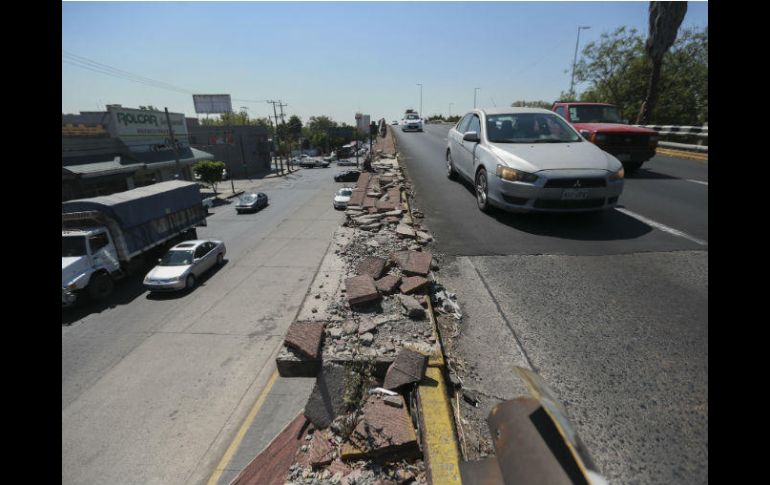 La remoción y sustitución de las vallas en los puentes de Lázaro Cárdenas ya ha comenzado. Los trabajos se realizarán por la noche. EL INFORMADOR / F. Atilano