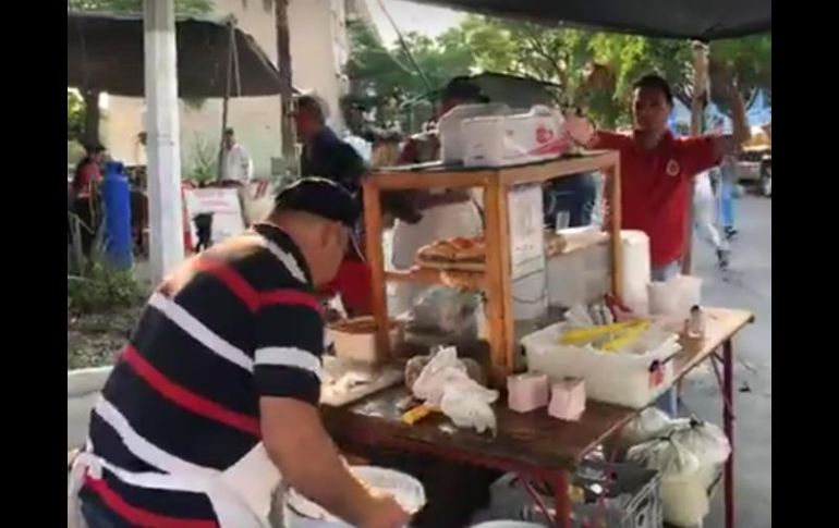 Un momento del festejo en el negocio de Normalistas y Belén. FACEBOOK / Tortas Ahogadas El Cartero