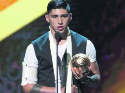 Alan Pulido habla durante la entrega del Balón de Oro, luego de recibir el reconocimiento al Gol del Año, cuando le marcó a Tigres. EFE /