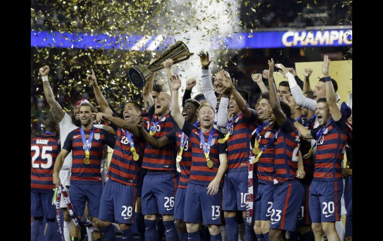 Los estadounidenses celebran la conquista de su sexta Copa Oro. AP / B. Margot