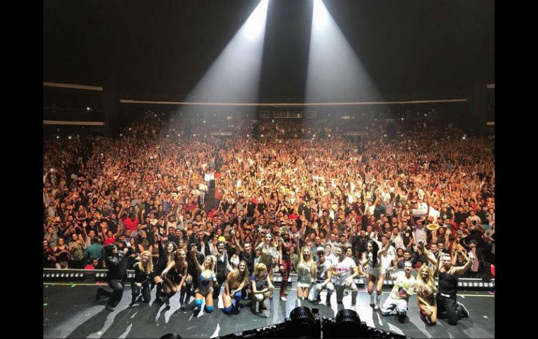 Cientos de los asistentes, en promedio treintañeros, bailaron y cantaron cada uno de los éxitos. TWITTER / 90sPopTour