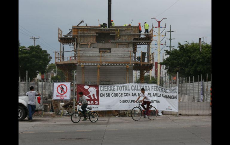 En el lugar se trabaja en el montaje de la estructura metálica que conecta la Línea 3 con la estación Ávila Camacho de la Línea 1. EL INFORMADOR / ARCHIVO