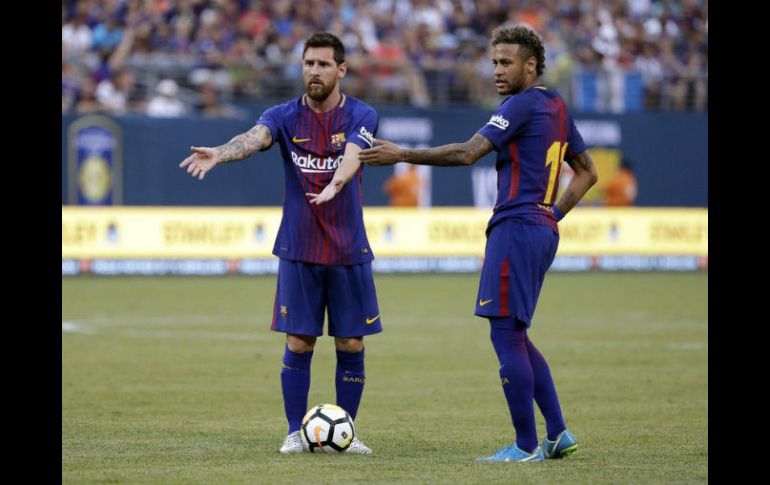 Al de dejar el Barcelona Neymar (D) declaró su amor por la Ciudad Condal. EFE / ARCHIVO