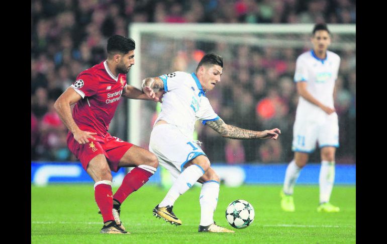 El jugador de Liverpool, Emre Can (i), quien anotó dos goles para su equipo, disputa el balón con Steven Zuber, del Hoffenheim. AP /