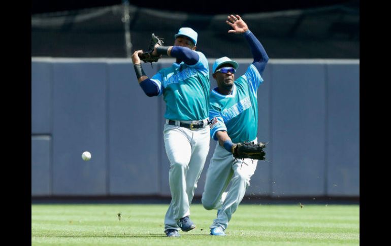 Jean Segura (izquierda), cometió tres de los cinco yerros de su equipo en la primera entrada de ayer ante los Yankees. AFP / J. Mclsaac