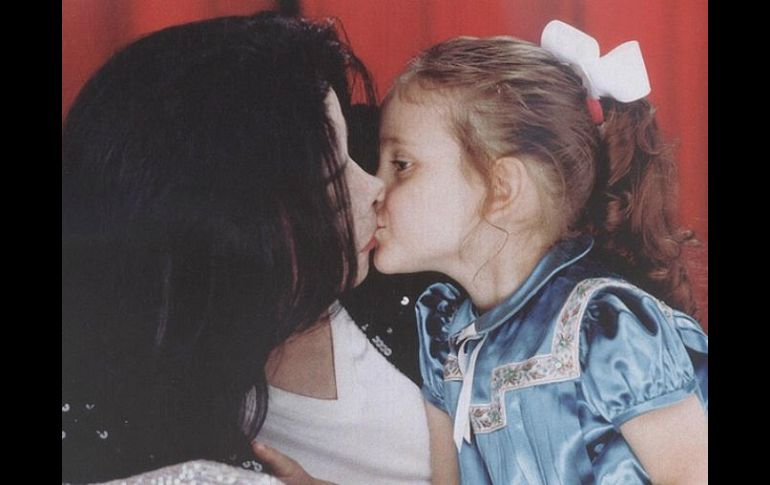 En la fotografía, aparece Michael y Paris dándose un beso en los labios. INSTAGRAM / parisjackson