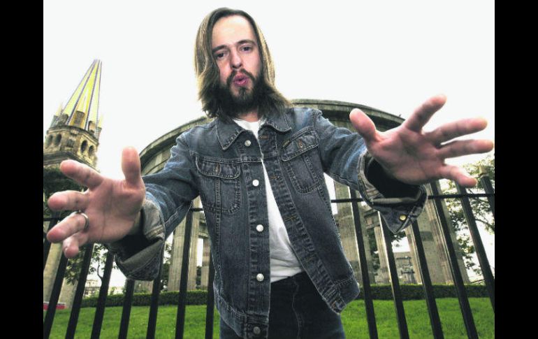 De visita. Chetes posa junto a la Rotonda, en el Centro de Guadalajara. EL INFORMADOR / A. García