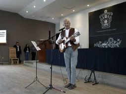 Padilla tomó su guitarra para comenzar la doble charla, musical y anecdótica, luego de las presentaciones. EL INFORMADOR / A. Camacho