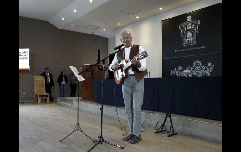 Padilla tomó su guitarra para comenzar la doble charla, musical y anecdótica, luego de las presentaciones. EL INFORMADOR / A. Camacho