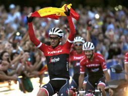 'Qué he hecho para recibir este momento tan bueno?' preguntó el ciclista ante el cariño del público. EFE / K. Huesca