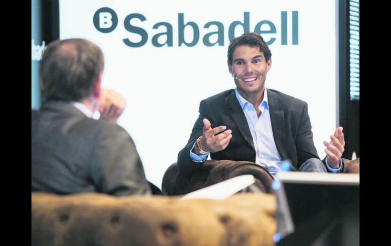 Rafael Nadal charla durante el coloquio en el que participó ayer, donde expuso algunas de sus experiencias como jugador de tenis. EFE /