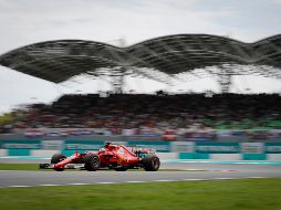 Sebastian Vettel, de Ferrari, recorre el circuito de Sepang durante las pruebas. AP/V. Thian