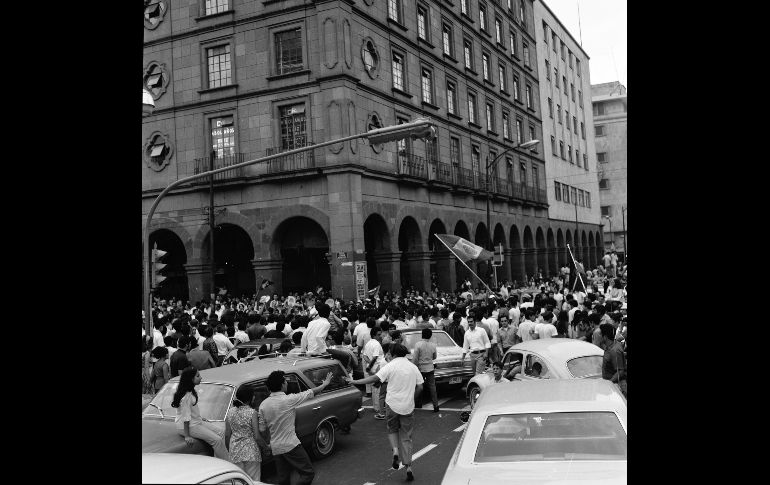 Fiesta en Guadalajara.- Las vialidades del centro de esta ciudad se colapsaban con la fiesta del futbol. Las oficinas fueron laxas con sus horarios los días de partido y la población en general se volcaba a las calles para festejar ante el menor pretexto. En la imagen, Juárez y 16 de Septiembre en el festejo de un triunfo del Tri. EL INFORMADOR / ARCHIVO