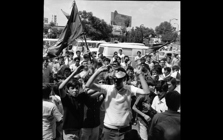 Batucada tapatía.- La fiesta en Guadalajara fue total. La gente abarrotaba las calles por donde sabían que iba a pasar el autobús del equipo brasileño para vitorear a sus nuevos héroes. EL INFORMADOR / ARCHIVO