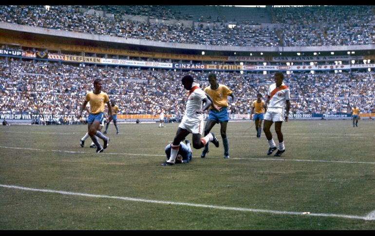 Perú, buen rival.- Dos colosos de aquella época chocaron en el Jalisco por el pase a Semifinales. Perú y una de sus dos generaciones doradas le dieron pelea a Brasil, que entre otros factores pudo ganar gracias al apoyo incondicional de la afición tapatía. EL INFORMADOR / ARCHIVO