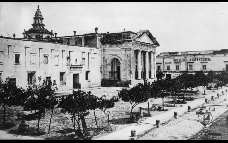 Historia. Jardín de la Universidad hoy plaza Universidad, al fondo el Templo de Santo Tomas hoy Biblioteca Iberoamericana. Se aprecia al lado, el edificio del colonial Colegio de Santo Tomas (Instituto de Ciencias), en Guadalajara, Jalisco.
