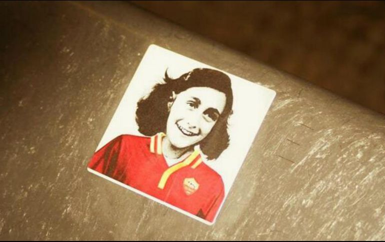 Seguidores de la Lazio pegaron en el Estadio Olímpico de Roma calcomanías de ''Ana Frank'' vestida con la camiseta de la Roma, su eterno rival, pues los asocian con los judíos e izquierdistas. ESPECIAL / TWITTER