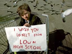 En el video aparece un niño en un carrito de supermercado mientras sostiene una cartulina blanca donde va apareciendo la letra de esta canción. YOUTUBE / MorrisseyOnVEVO