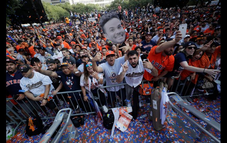 Aficionados de los Astros celebran en la calle.