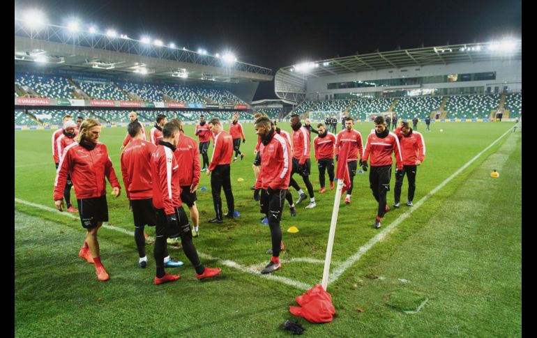 Preparación. Futbolistas suizos durante una sesión de entrenamientos en Windsor Park. EFE