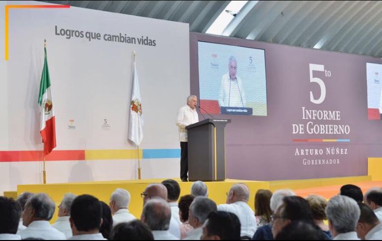 El gobernador tabasqueño fue acompañado por el secretario de Educación Pública, Aurelio Nuño y el jefe de Gobierno de la Ciudad de México, Miguel Ángel Mancera, entre otros funcionarios y líderes políticos. FACEBOOK / Arturo Núñez Jiménez