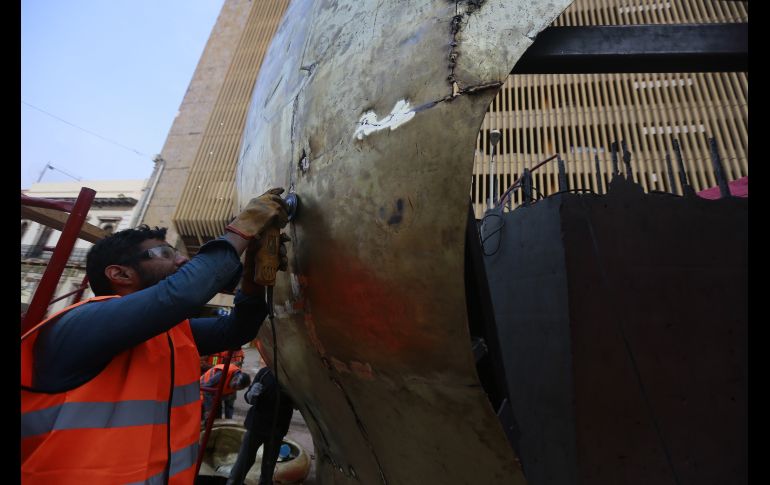 La obra, titulada “Árbol Adentro”, forma parte del programa de Arte Público del Ayuntamiento de Guadalajara.