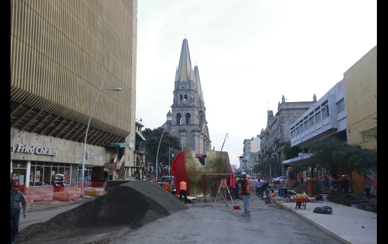 Este lunes se realizan trabajos de instalación de la escultura del artista José Fors.