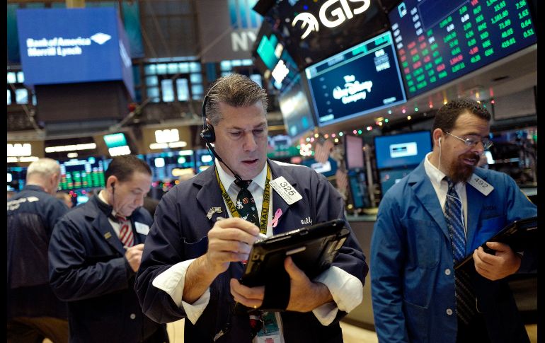 El Dow Jones perdió 27.99 puntos, llegó a 24 mil 726.76 puntos. AP / M. Lennihan