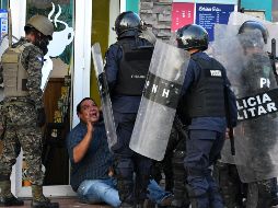 La marcha, que estaba prevista que terminara con un discurso de Nasralla frente a la Casa Presidencial, terminó en un enfrentamiento con los cuerpos de seguridad. AFP / O. Sierra