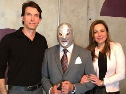 Bruce Boren (izq), CEO interino de THR3 Media Group y el Hijo del Santo, anunciaron que la serie revelará los secretos de El Santo, el 