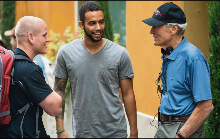 Rodaje. De izquierda a derecha, Spencer Stone (soldado), Anthony Sadler (estudiante californiano) y Clint Eastwood, director de la película. ESPECIAL